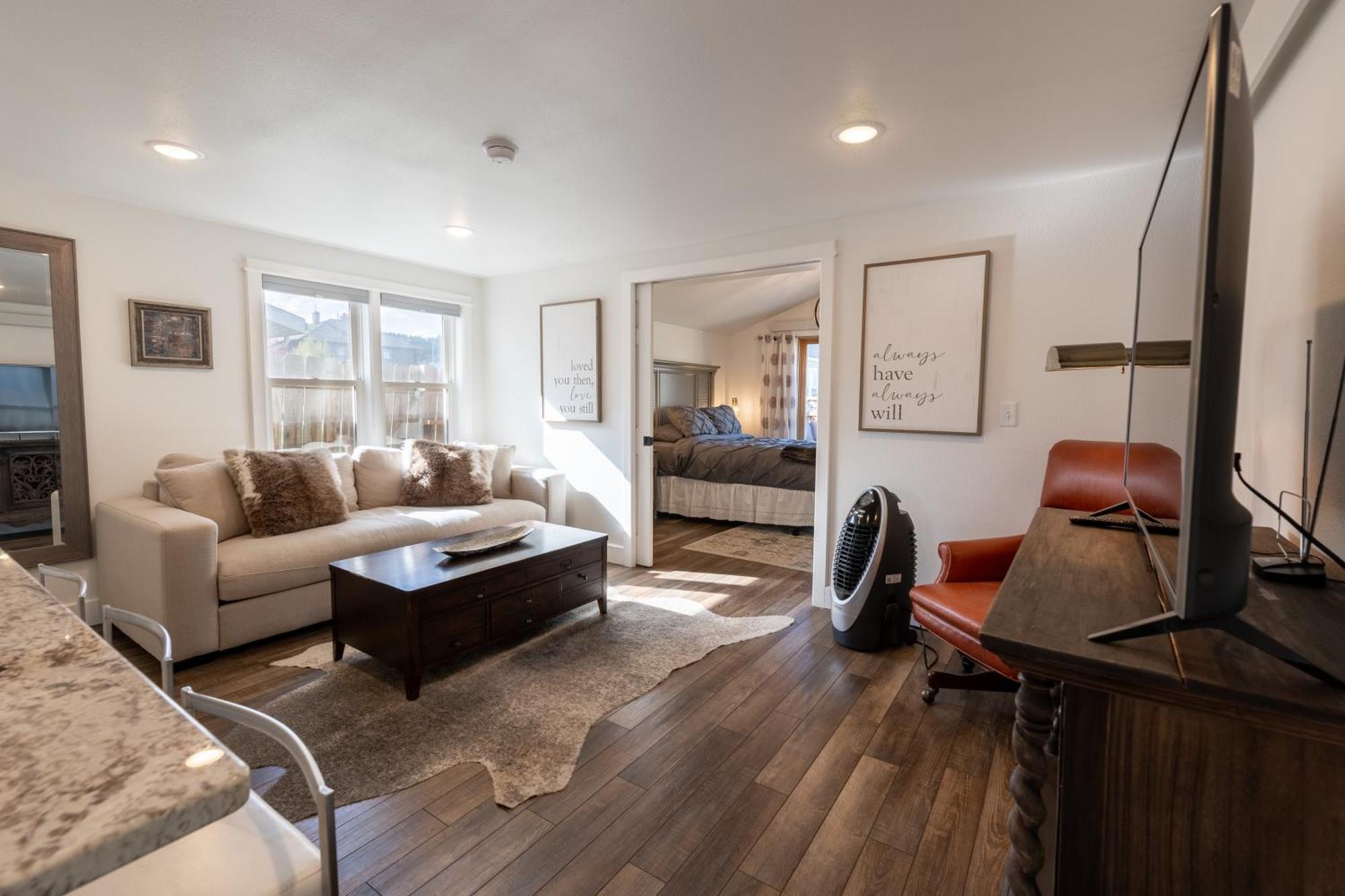 Adorable W/ Private Patio Mins Away From Downtown Rapid Holiday home
