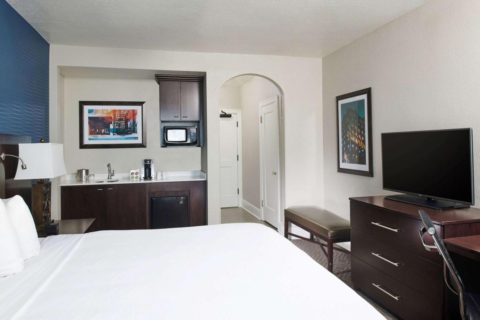 Alex Johnson Rapid City, Curio Collection By Hilton 4*