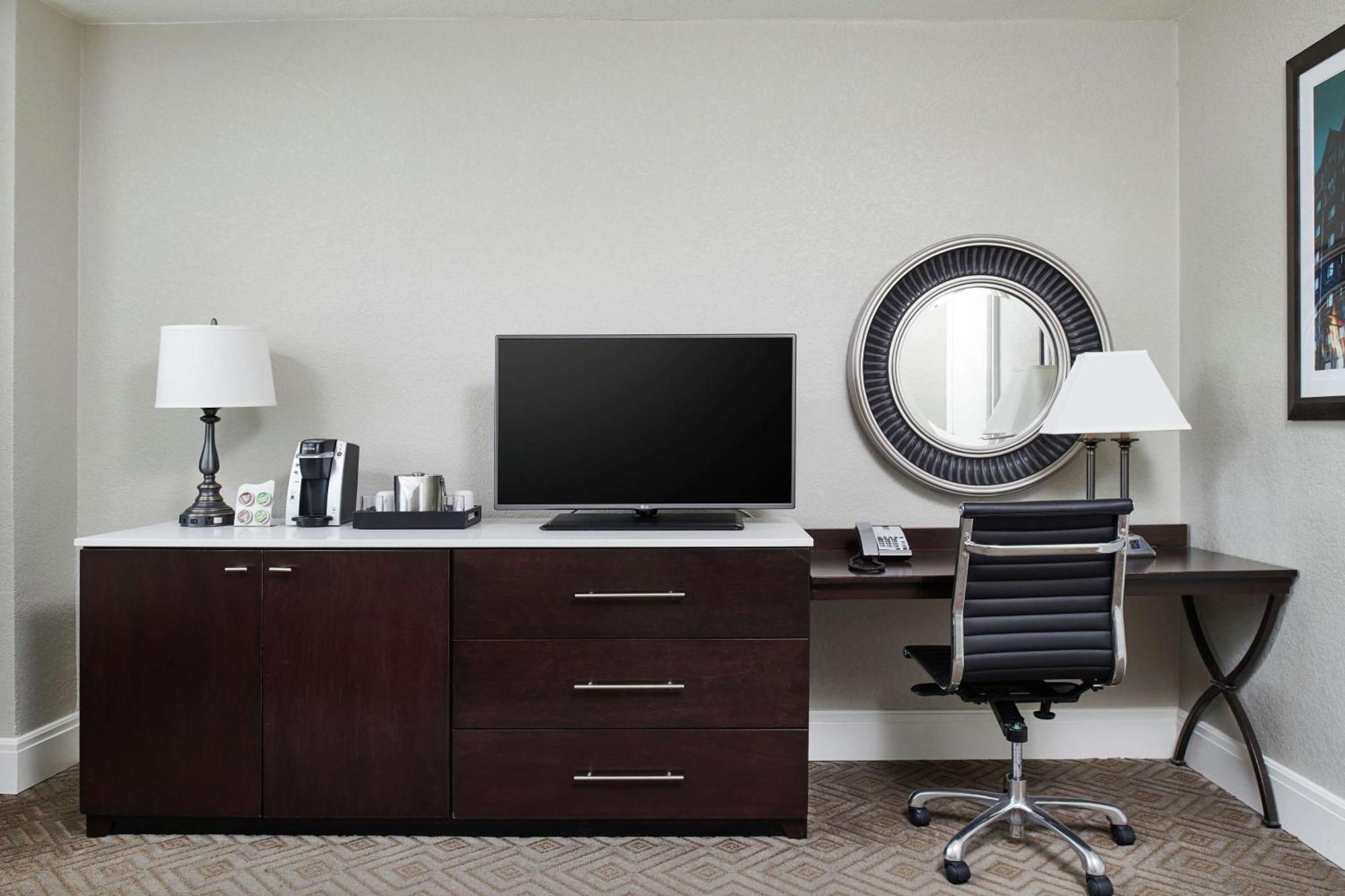 Alex Johnson Rapid City, Curio Collection By Hilton 4*
