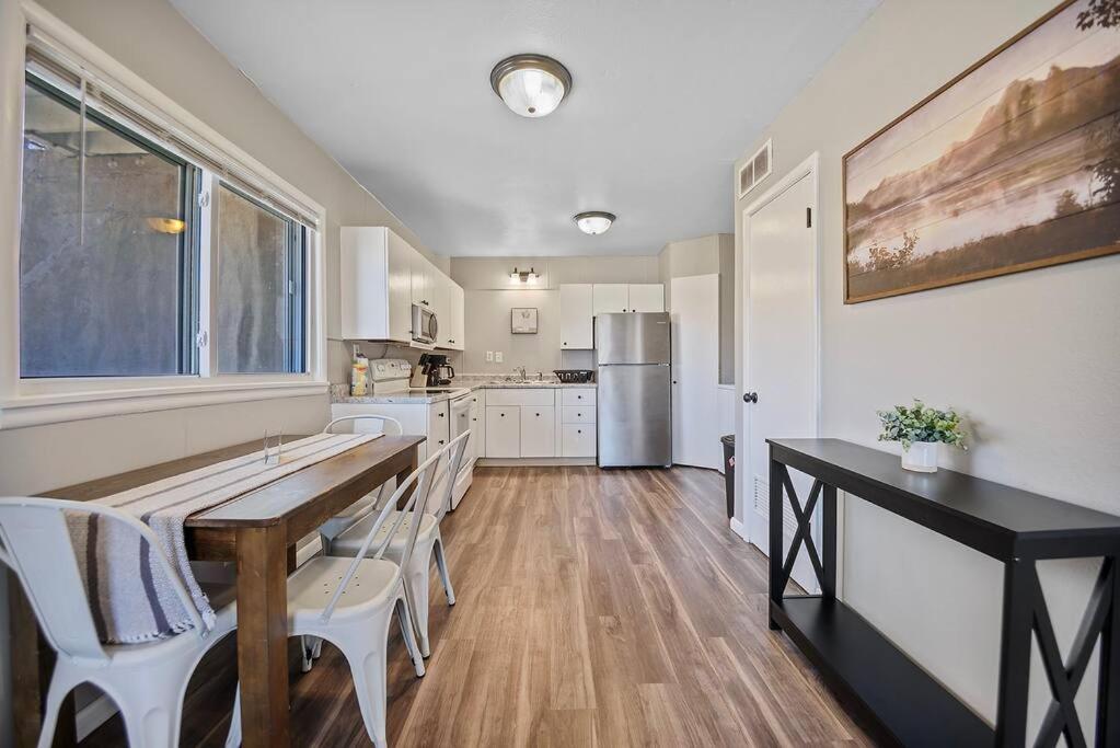 Apartment Downtown Condo-lower Level