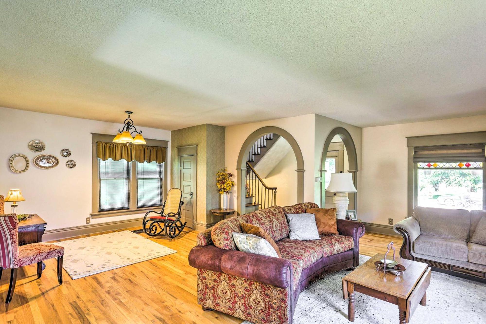 Historic Gem With Deck, Walk To Downtown Rapid City! Holiday home