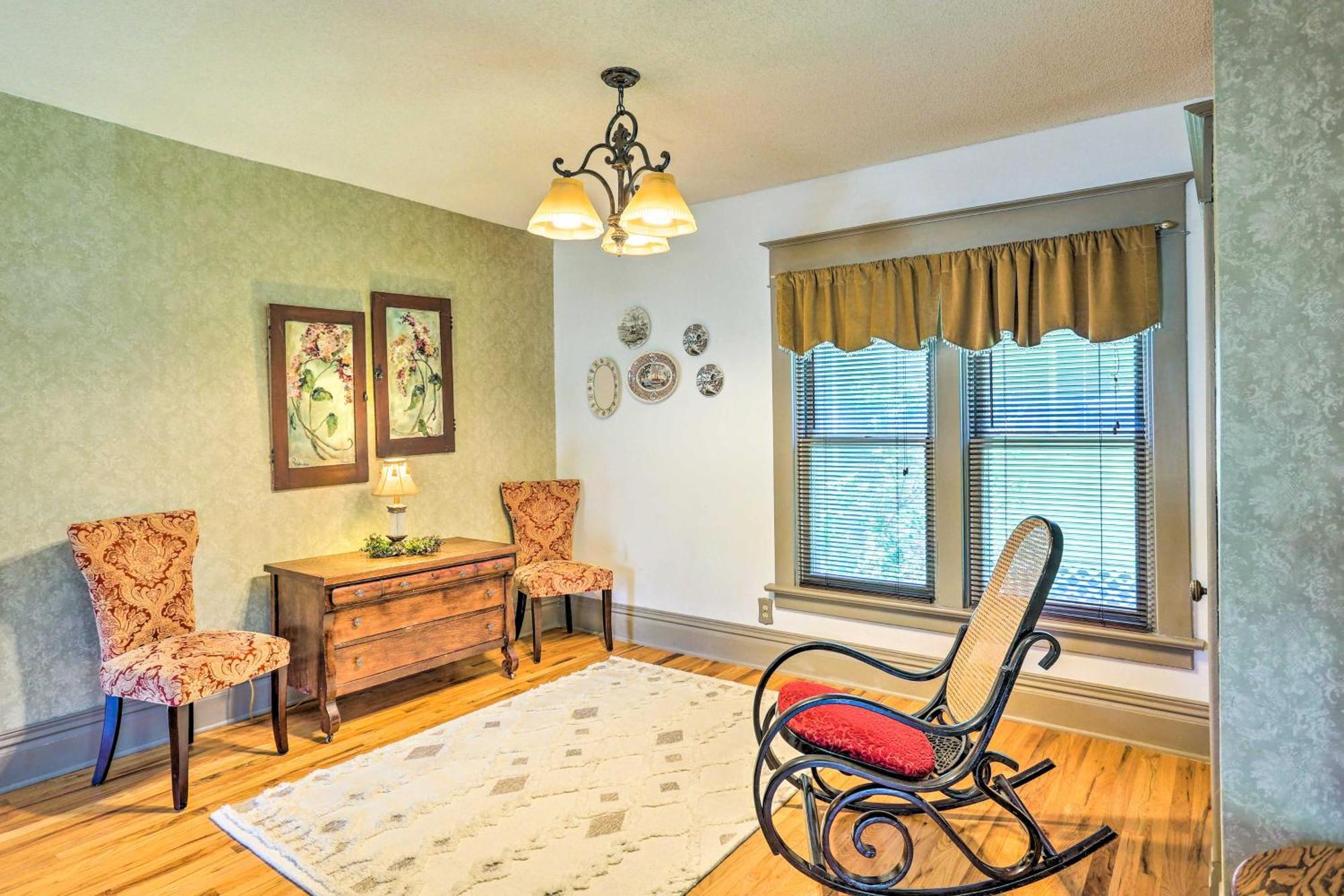 Historic Gem With Deck, Walk To Downtown Rapid City! Holiday home Rapid City