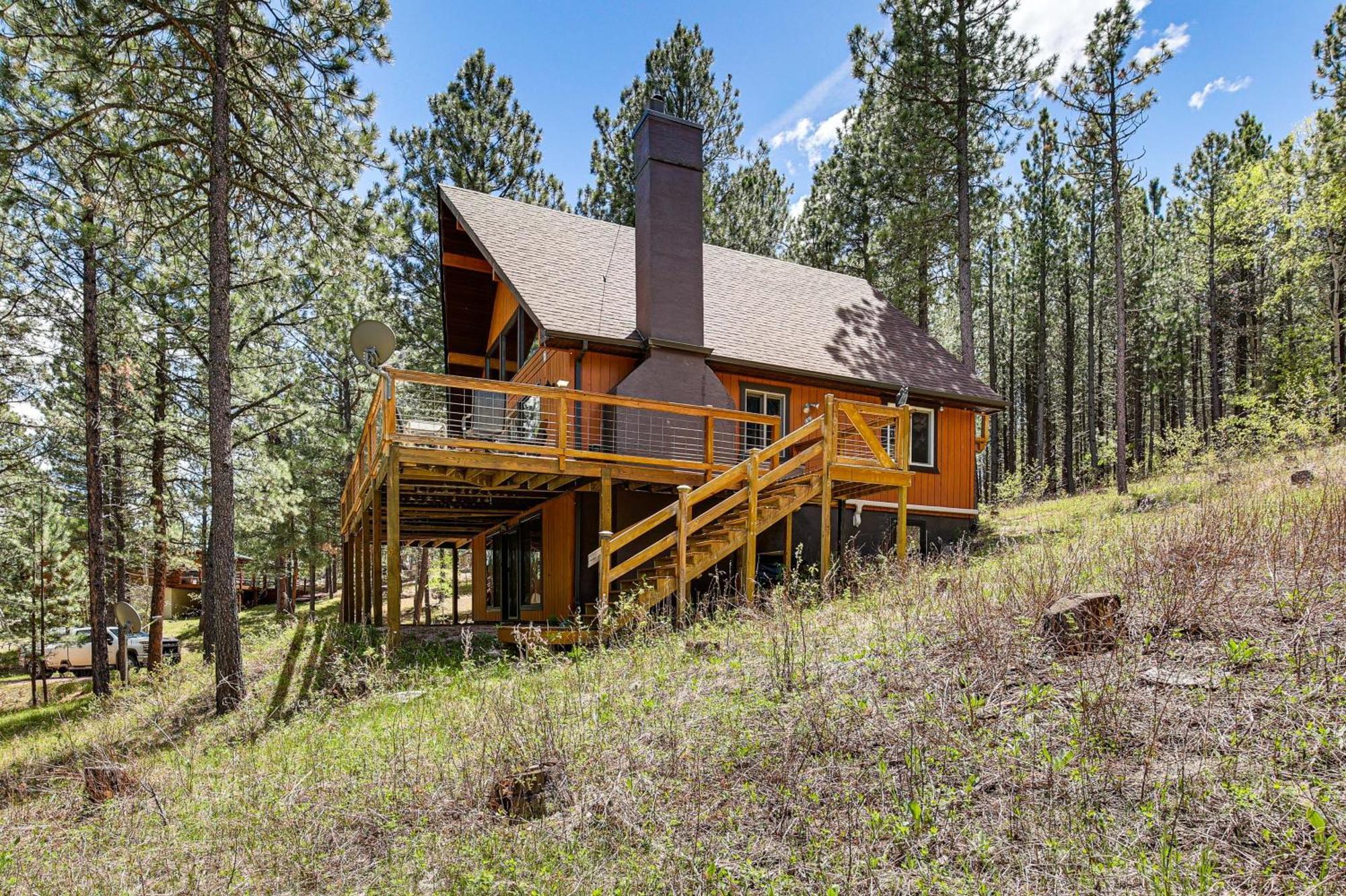 Modern Black Hills With Loft And Wraparound Deck Holiday home
