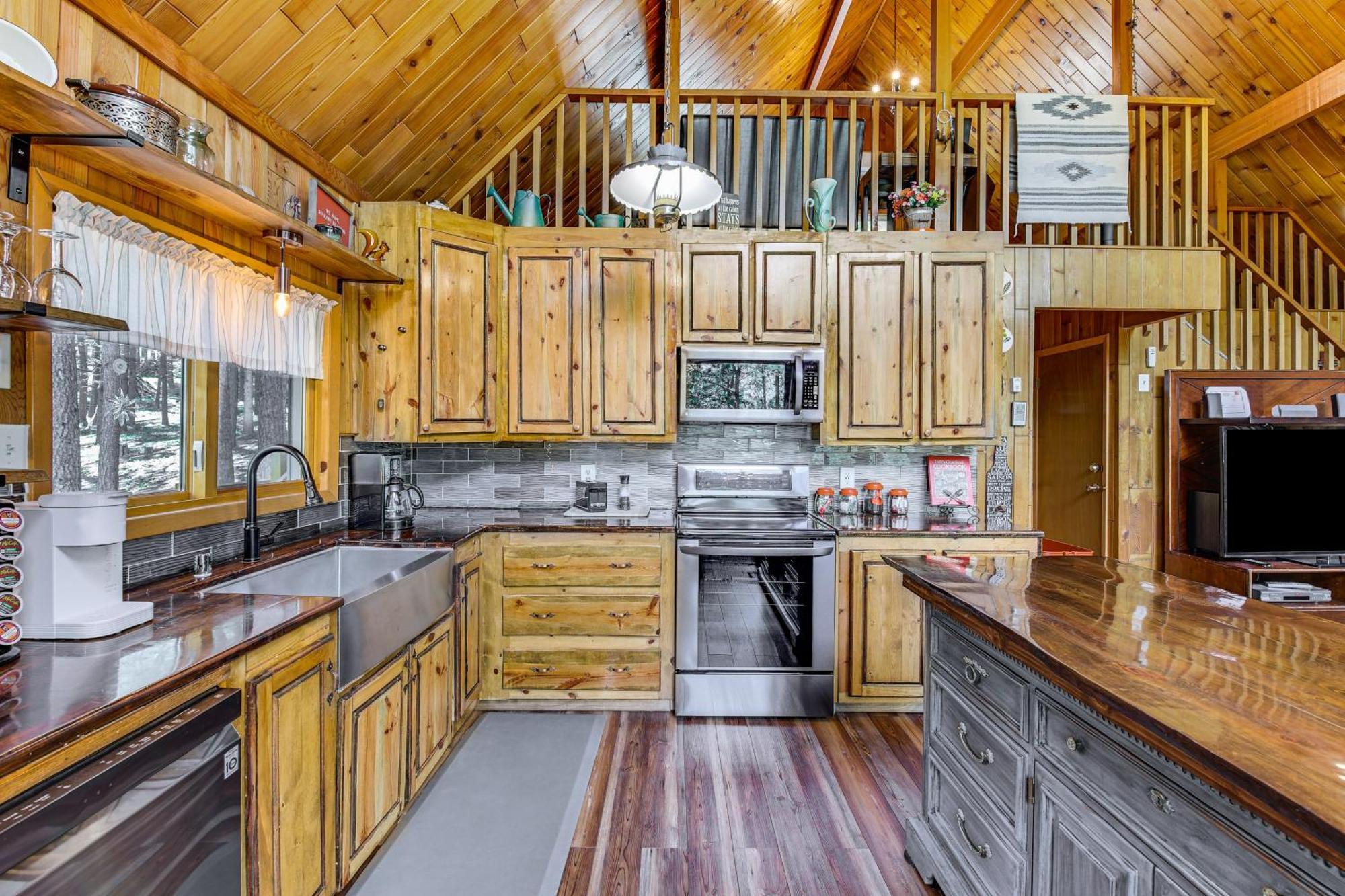 Modern Black Hills With Loft And Wraparound Deck *
