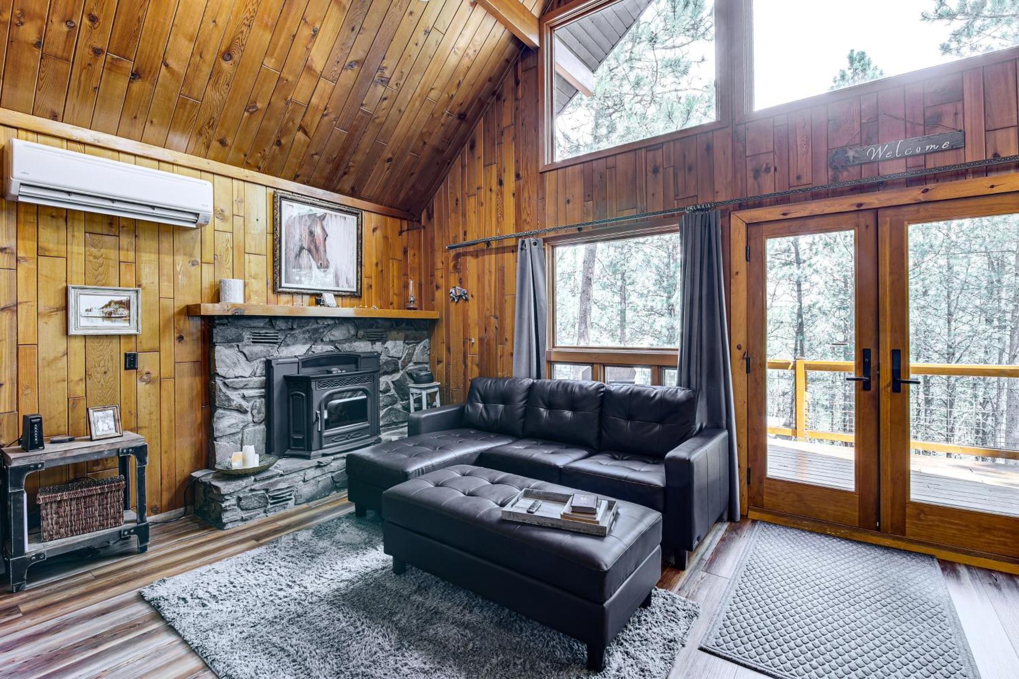 Modern Black Hills With Loft And Wraparound Deck Holiday home