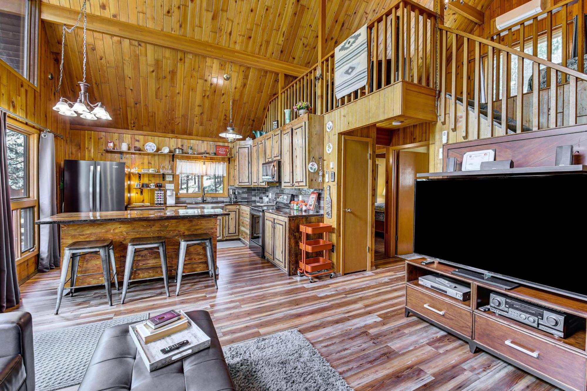 Modern Black Hills With Loft And Wraparound Deck Holiday home *