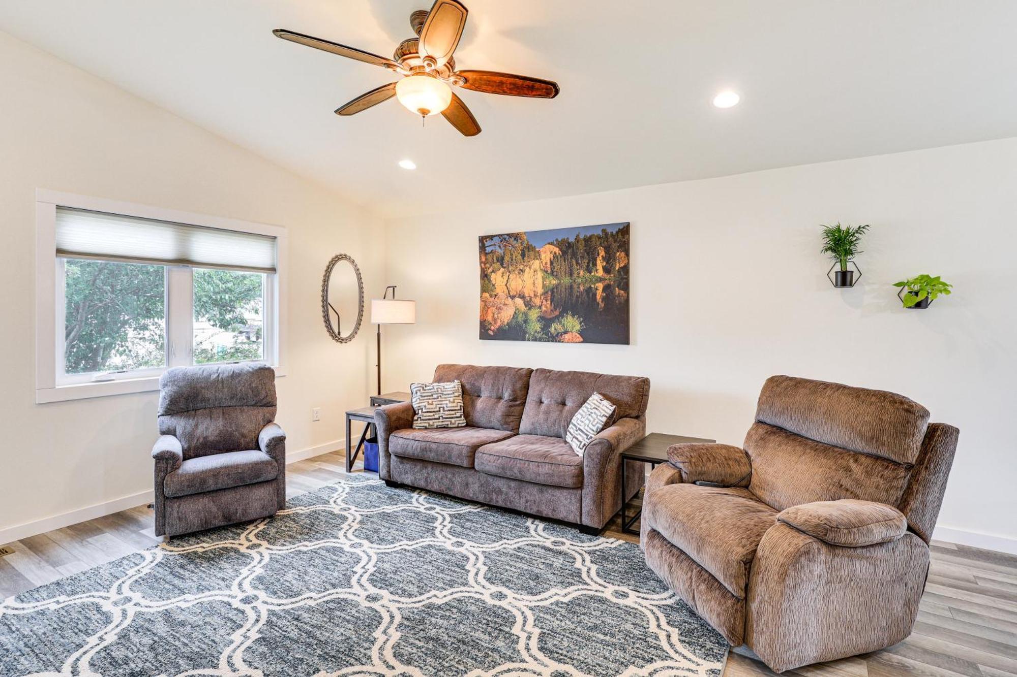 Newly Built Rapid Retreat About 1 Mi To Dtwn Holiday home *