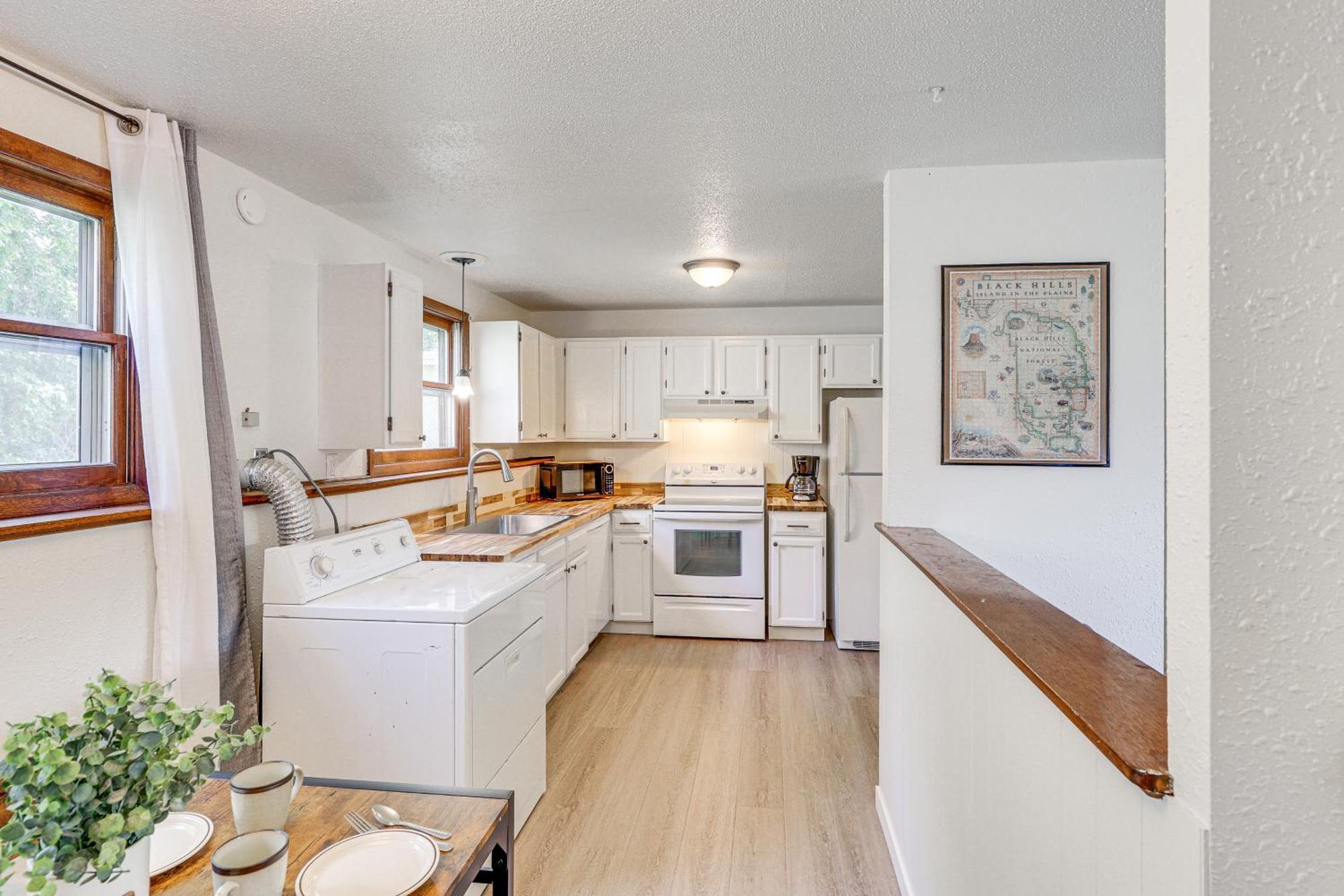 Quiet Rapid Getaway - Near Dinosaur Park! *