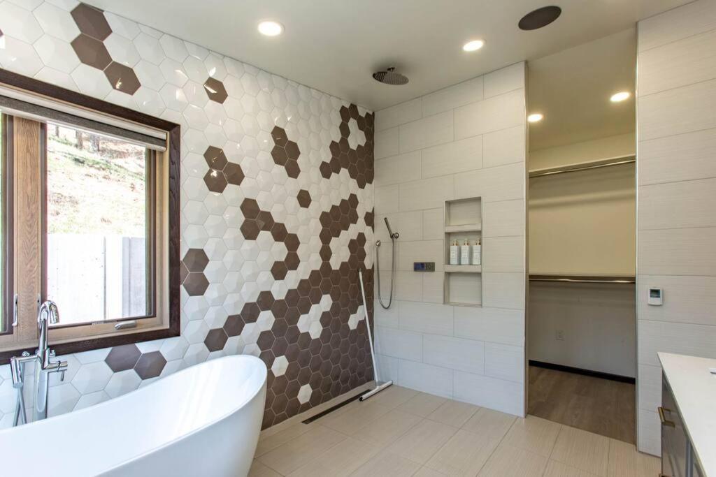 Modern Smart House In The Woods With 2 King Bds 2 Ba