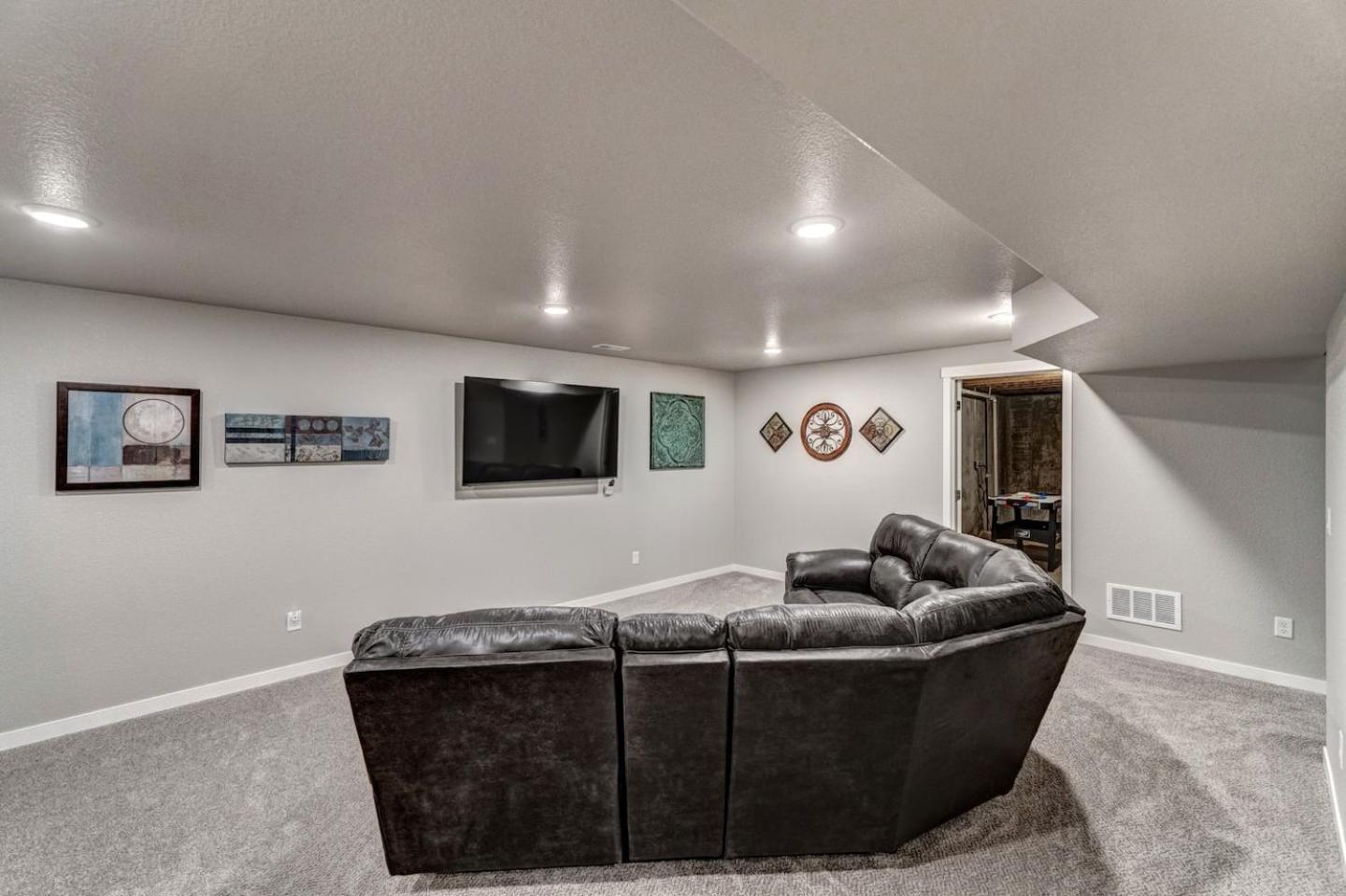 Black Hills View Game 5 Tvs *