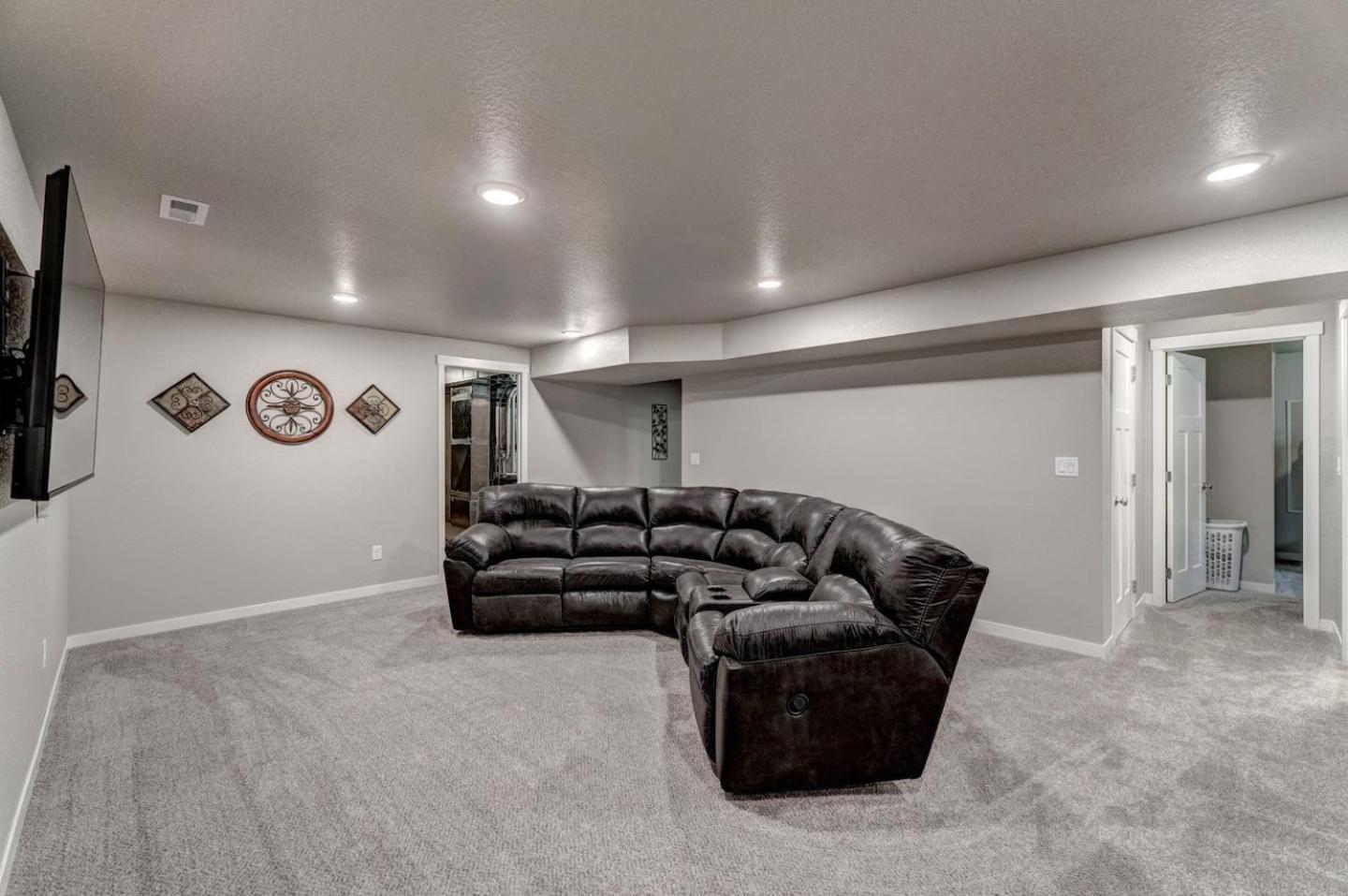 Black Hills View Game 5 Tvs