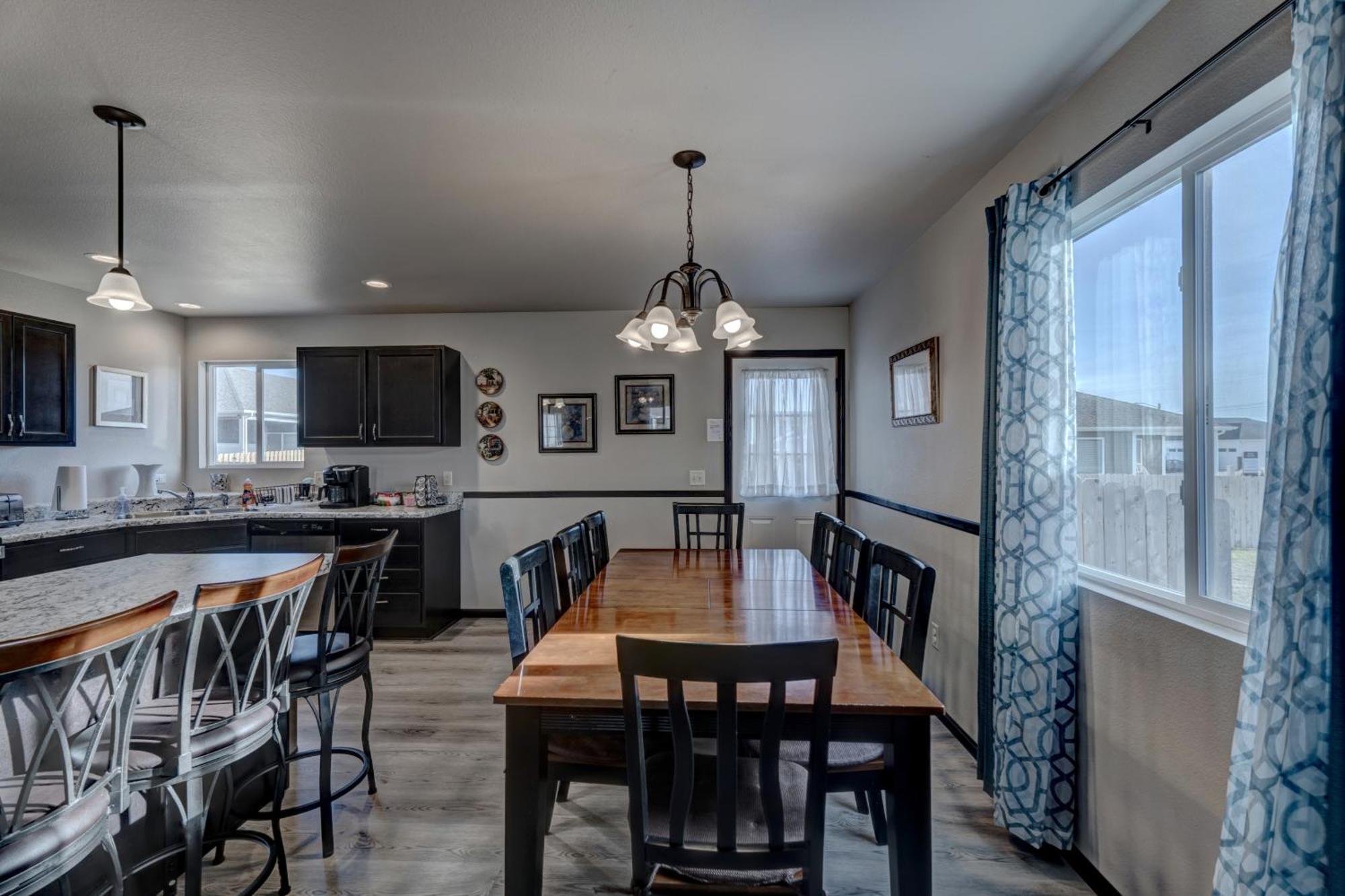 Family Friendly, Locally Owned, On A Hill! Holiday home