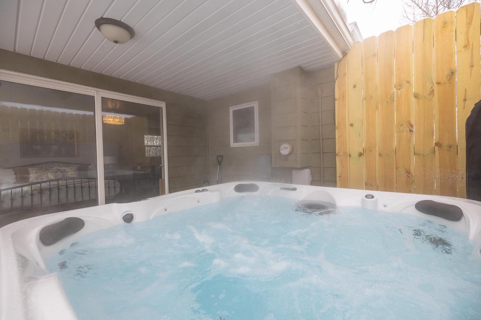 Holiday home Centrally Located Fire-pit Large Private Backyard