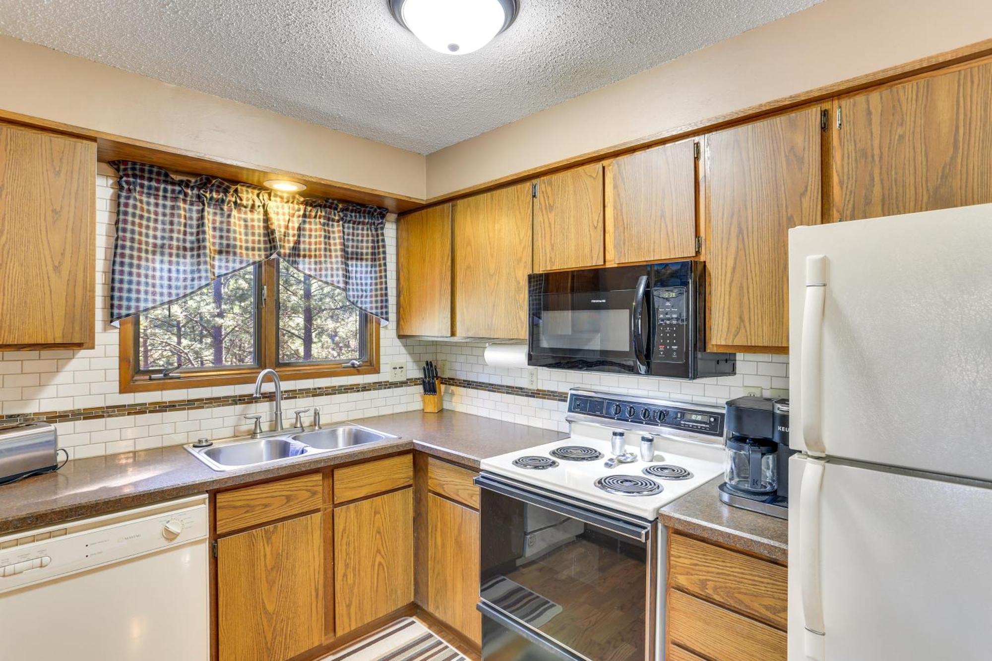Cozy Black Hills Nature Retreat With Private Deck! Holiday home *