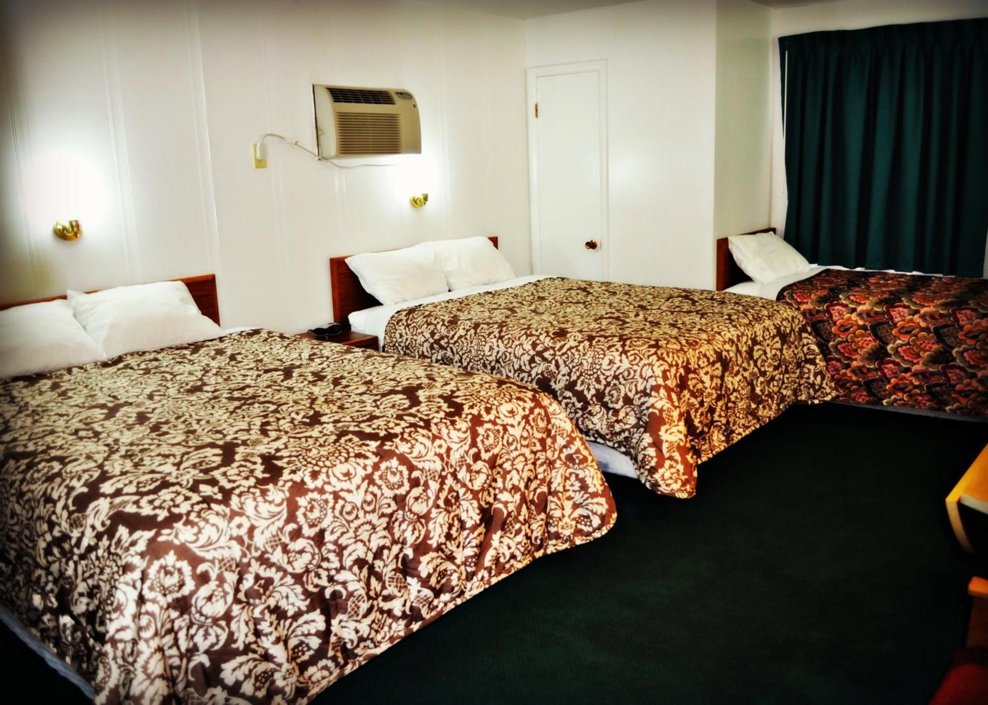 Town House Motel 2*