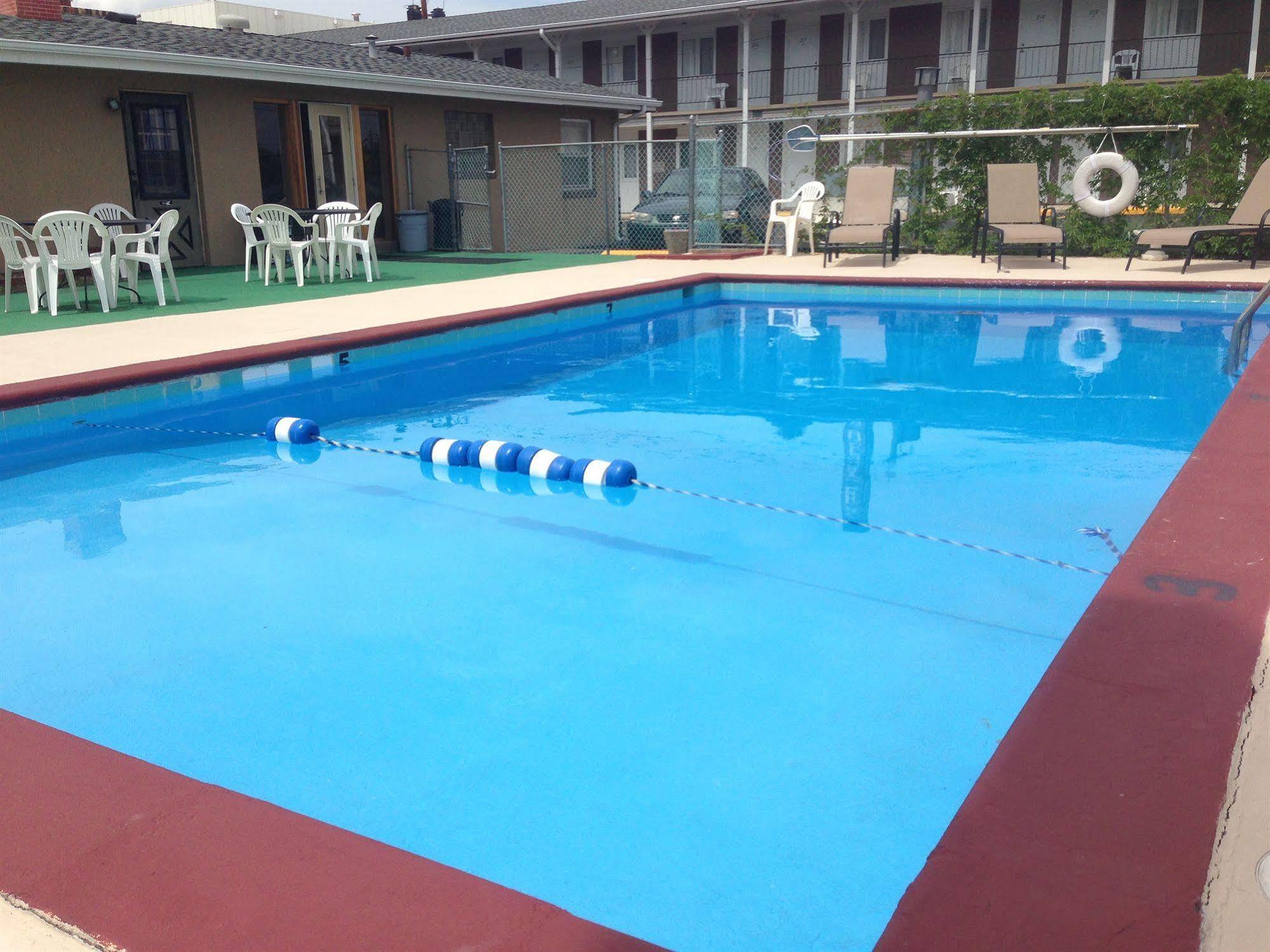 Town House Motel 2*
