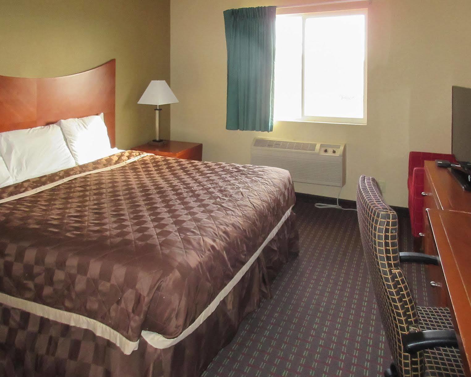 Hotel Dakota Pines