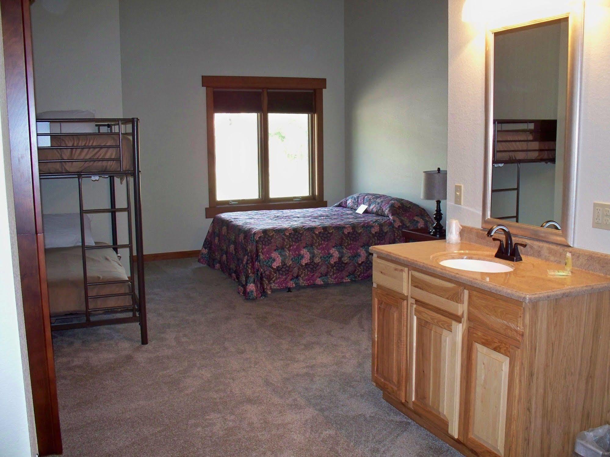 Hotel Canyon Lake *