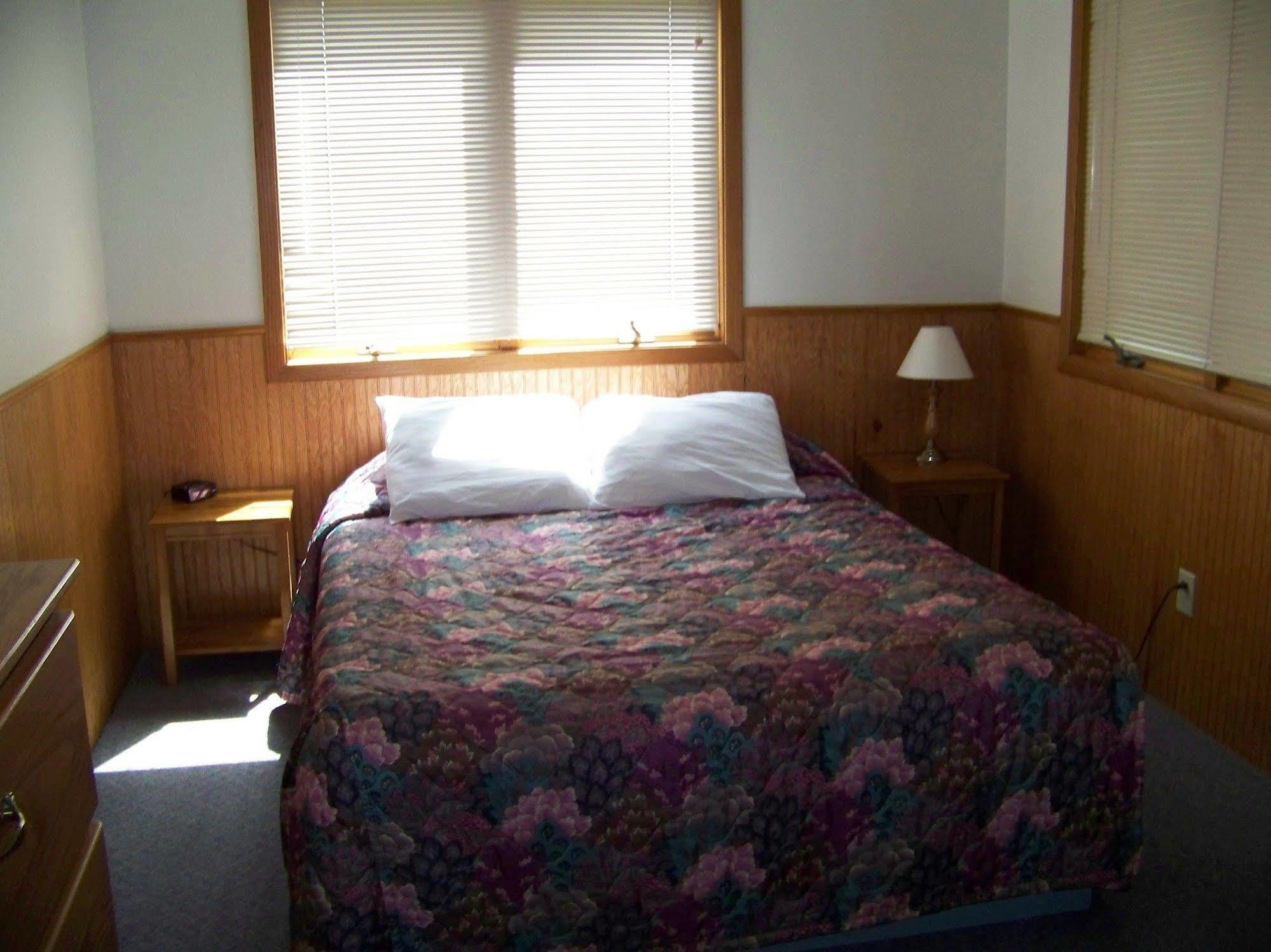 Canyon Lake Hotel *