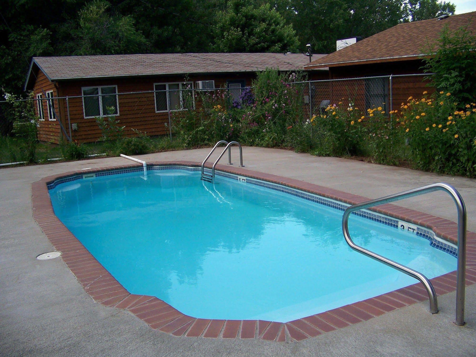 Canyon Lake Hotel *
