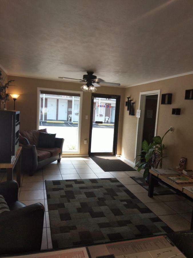 Town House Motel 2*