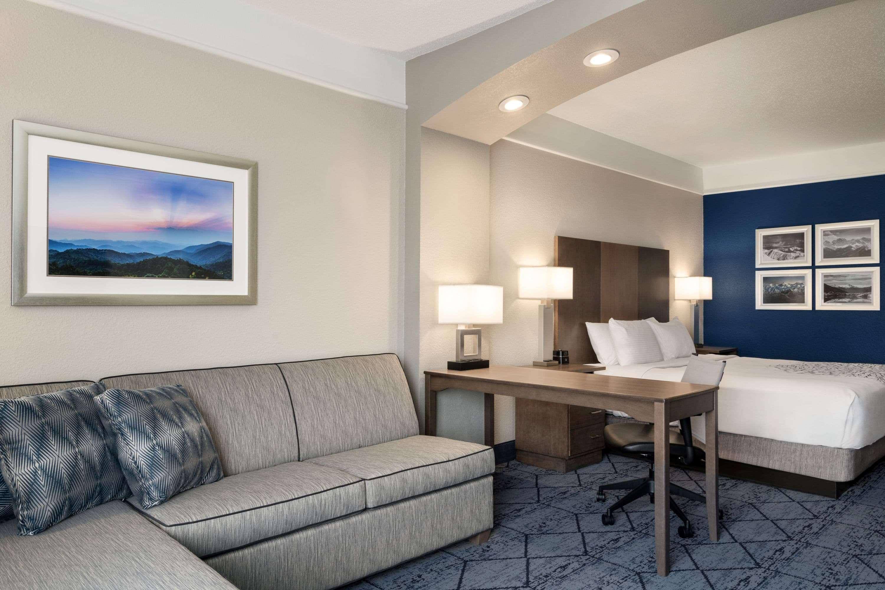 La Quinta And By Wyndham At Watiki Waterpark Hotel
