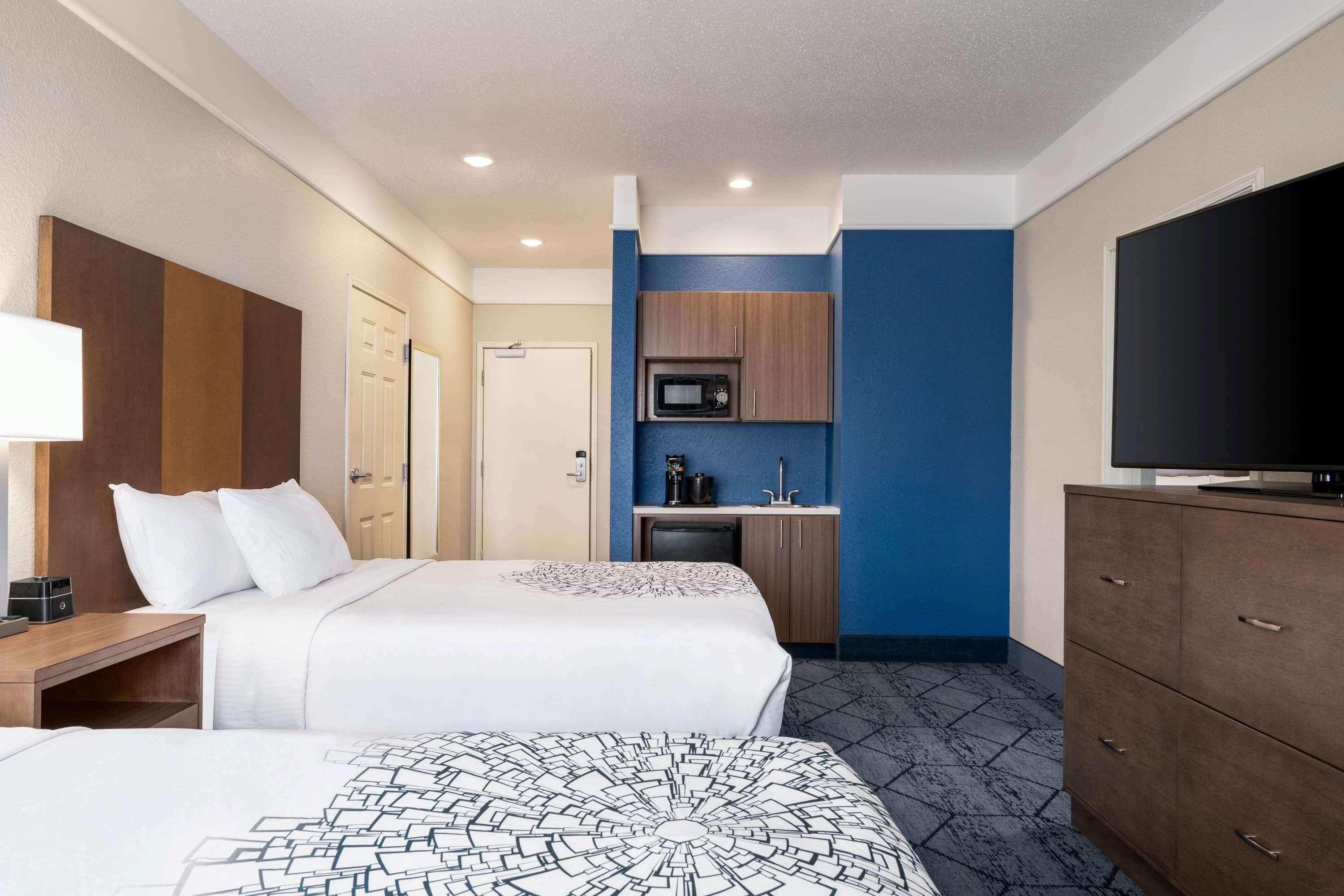 La Quinta And By Wyndham At Watiki Waterpark Hotel