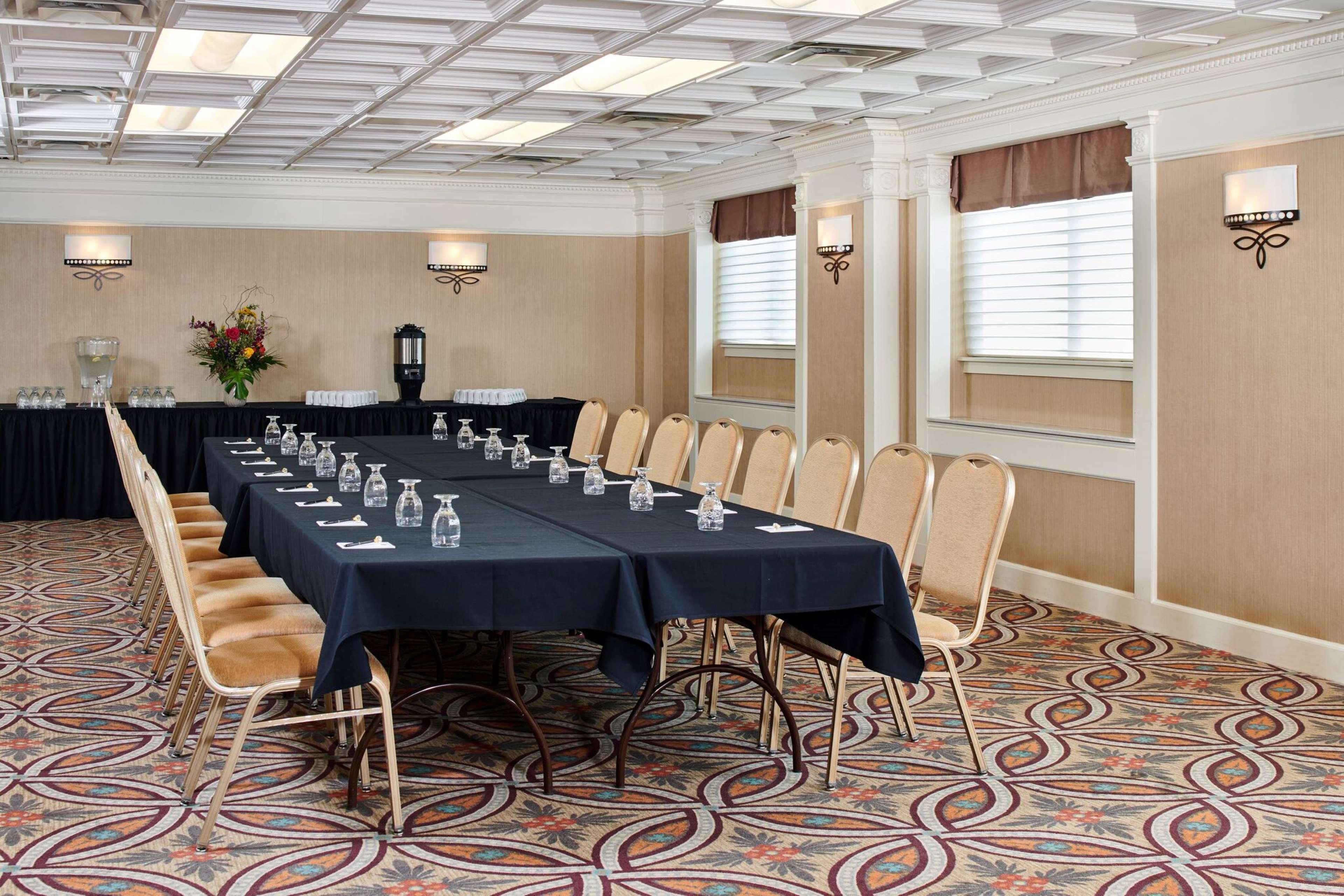 Alex Johnson Rapid City, Curio Collection By Hilton 4* Rapid City
