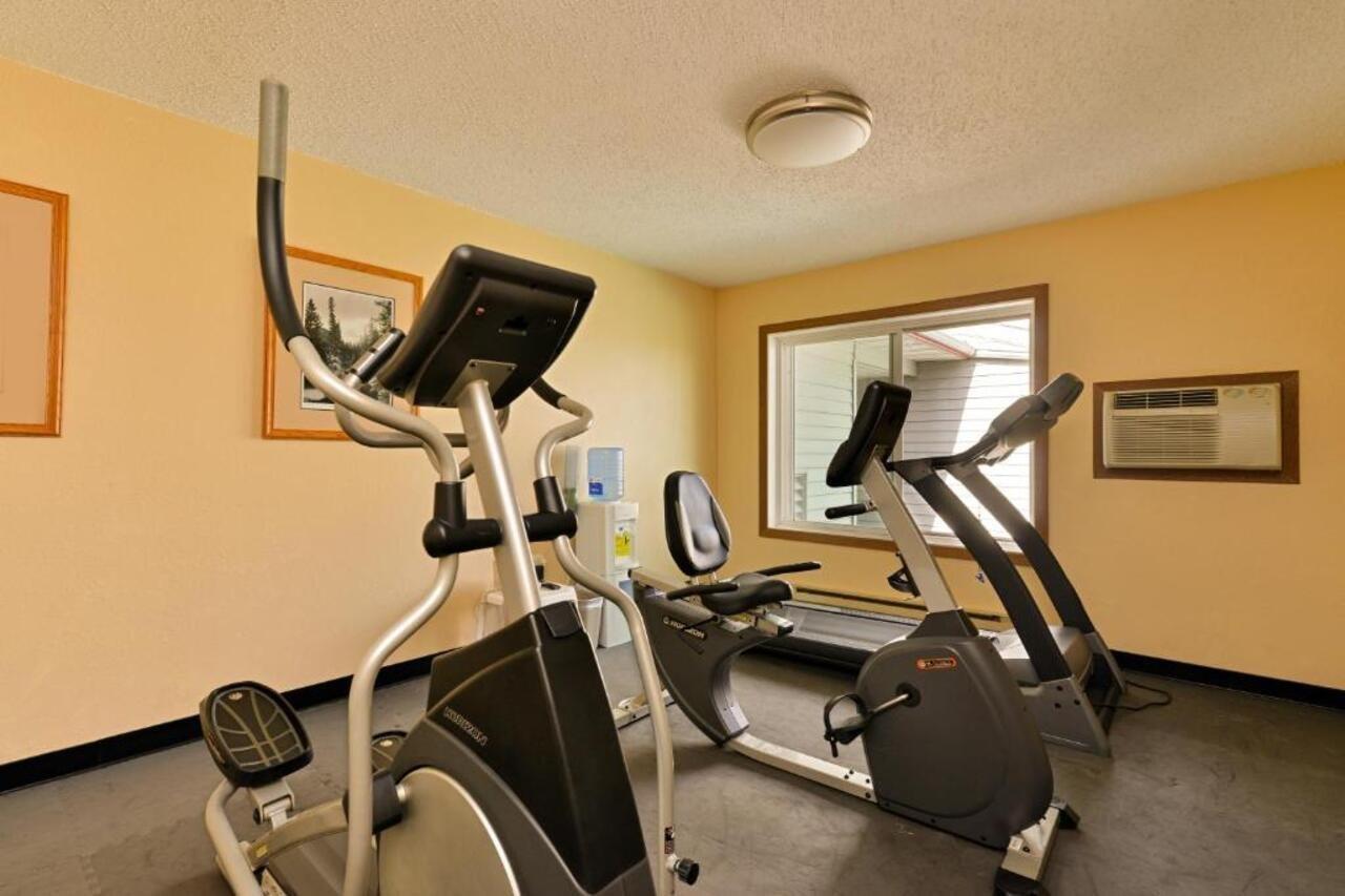 Super 8 By Wyndham Rapid Hotel 2*