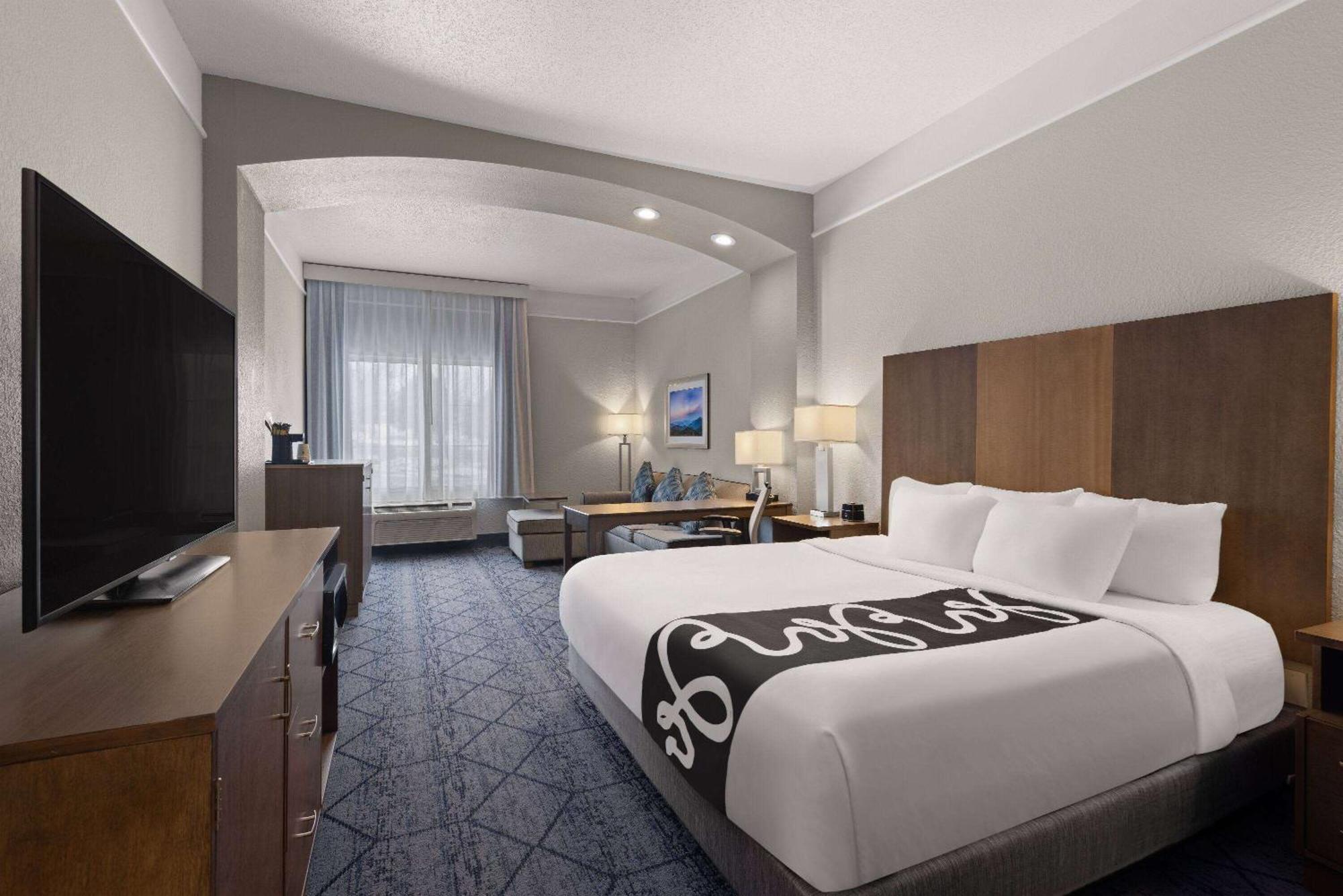 La Quinta And By Wyndham At Watiki Waterpark Hotel 3*
