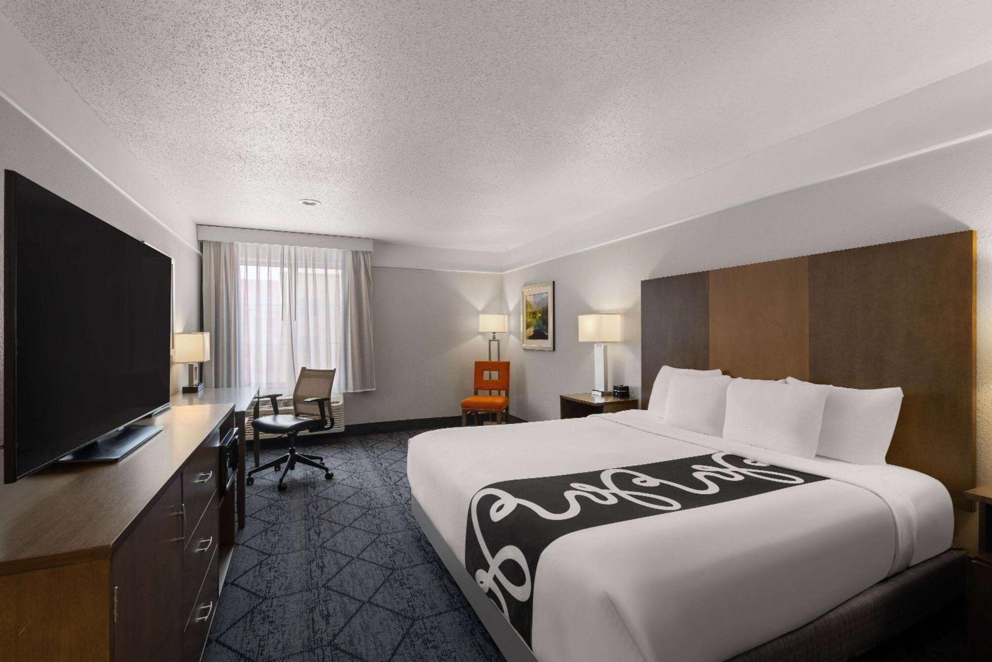 La Quinta And By Wyndham At Watiki Waterpark