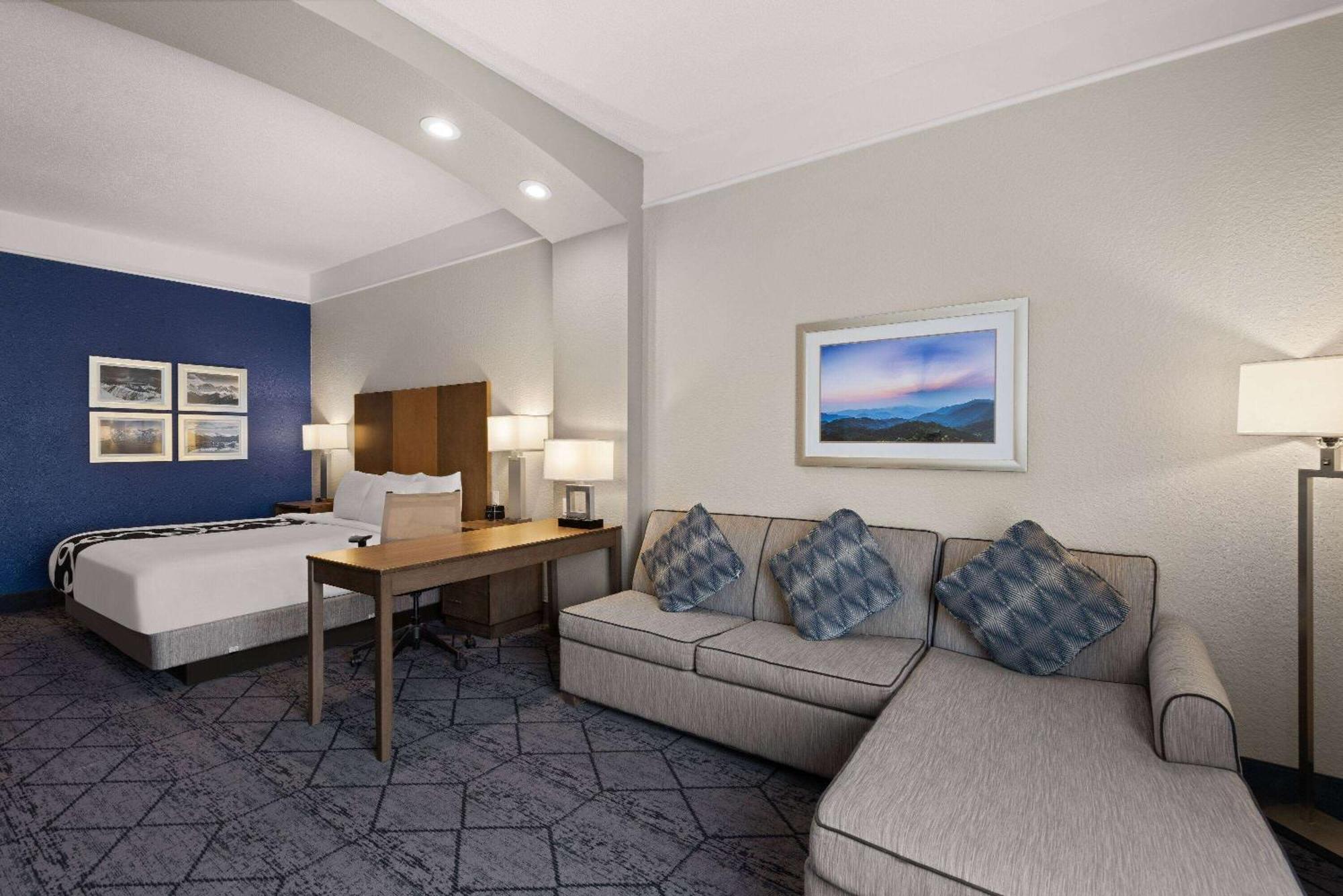 La Quinta And By Wyndham At Watiki Waterpark 3*