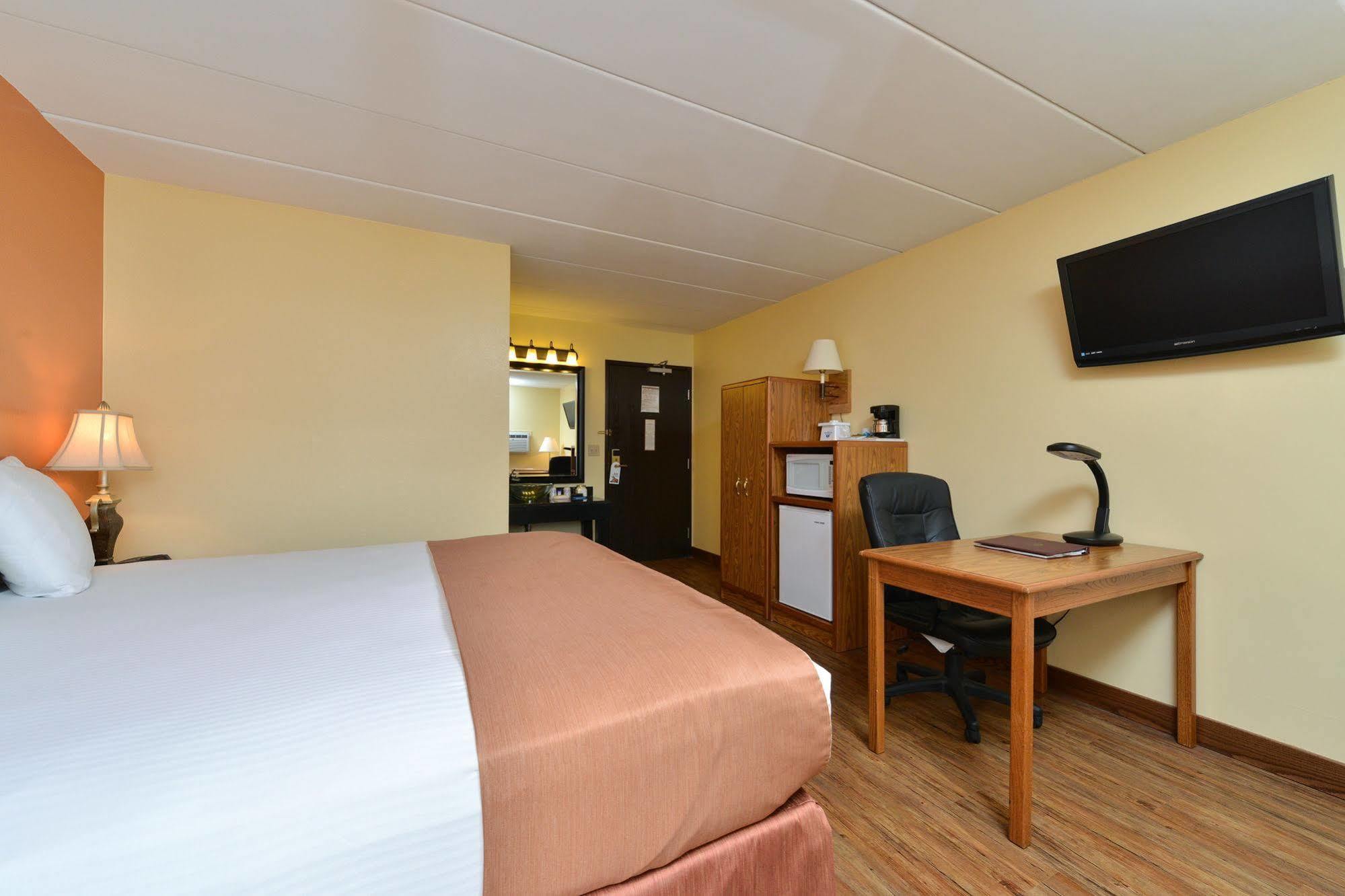 Super 8 By Wyndham Rapid Hotel 2*
