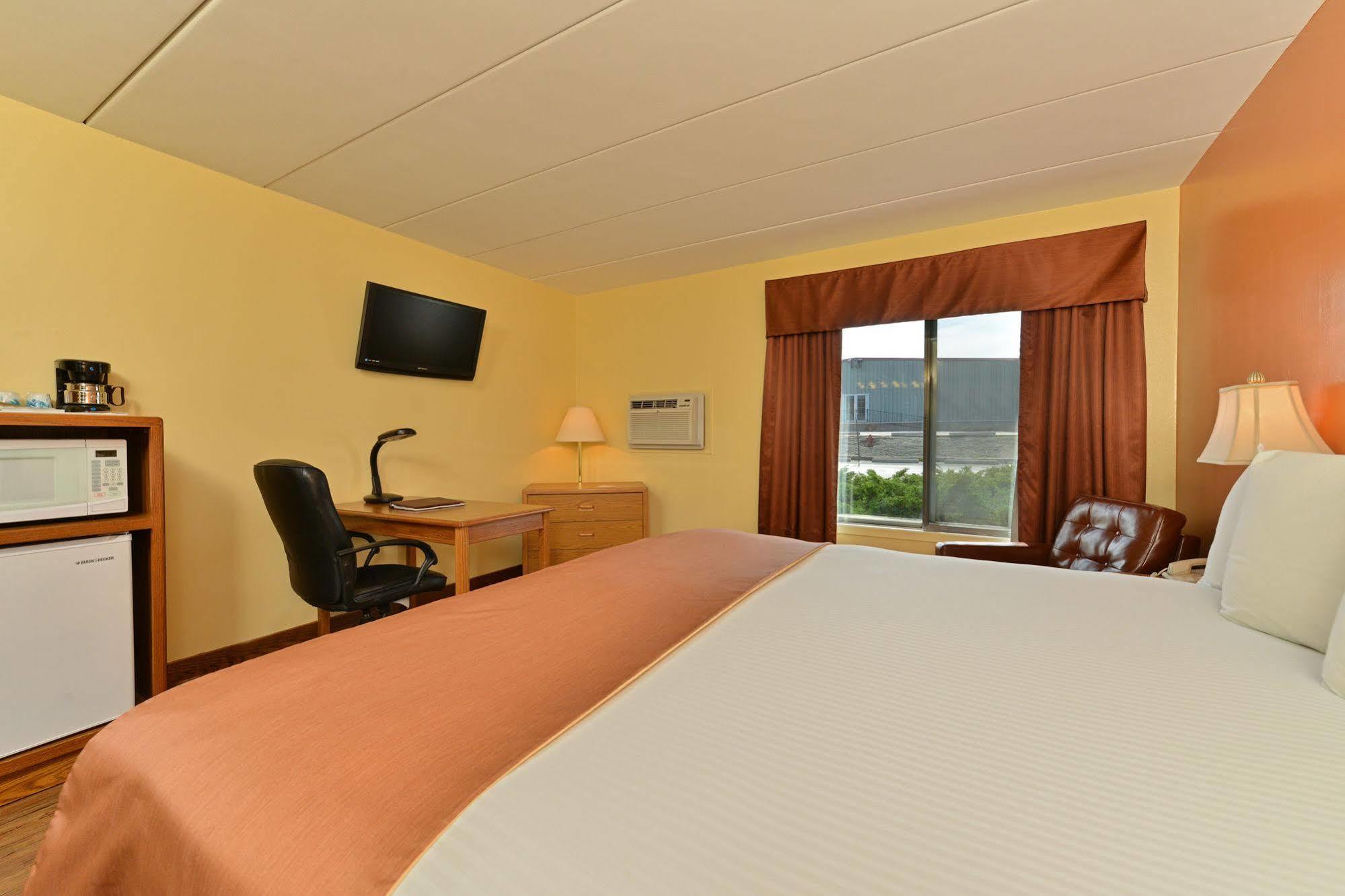 Super 8 By Wyndham Rapid Hotel